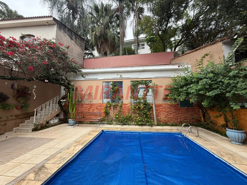 Sobrado de 360m² com 4 quartos em Jardim Floresta