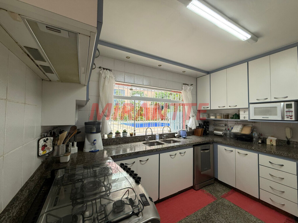 Sobrado de 360m² com 4 quartos em Jardim Floresta