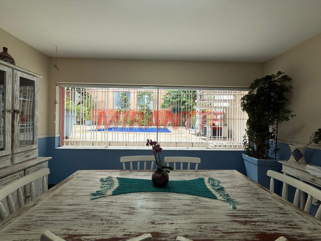 Sobrado de 360m² com 4 quartos em Jardim Floresta