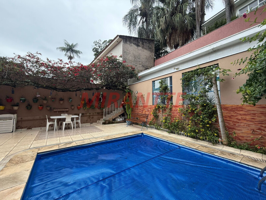 Sobrado de 360m² com 4 quartos em Jardim Floresta