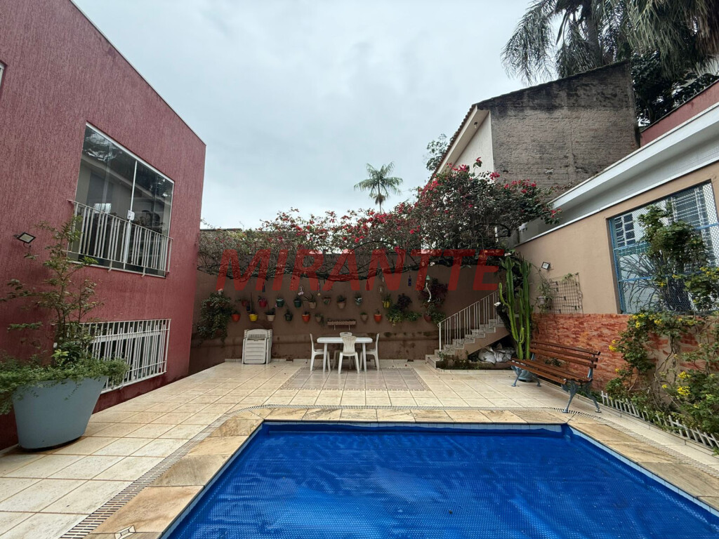 Sobrado de 360m² com 4 quartos em Jardim Floresta
