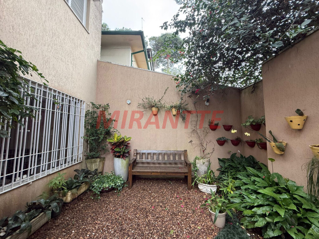 Sobrado de 360m² com 4 quartos em Jardim Floresta