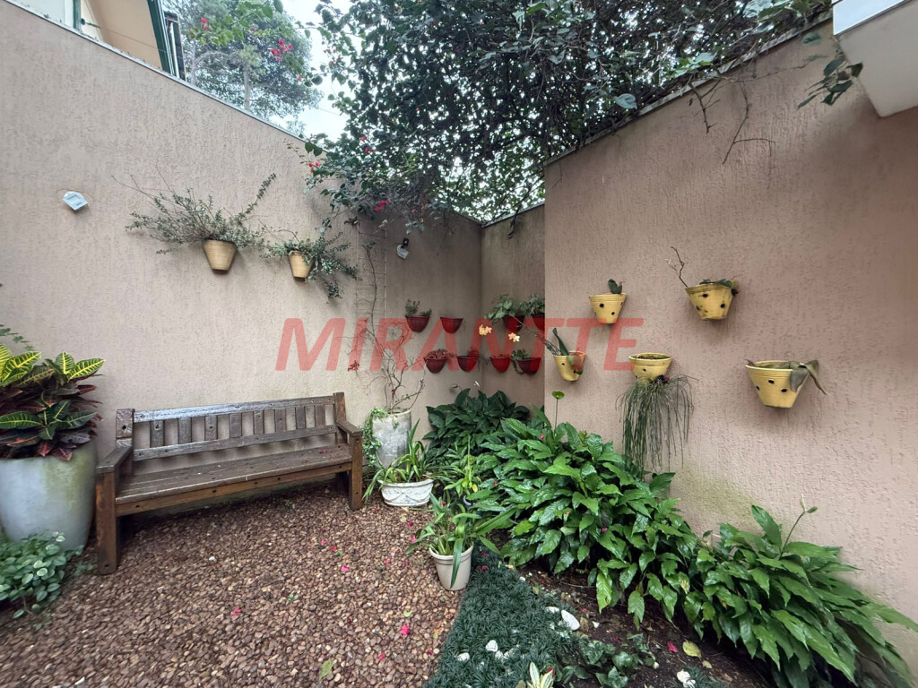 Sobrado de 360m² com 4 quartos em Jardim Floresta