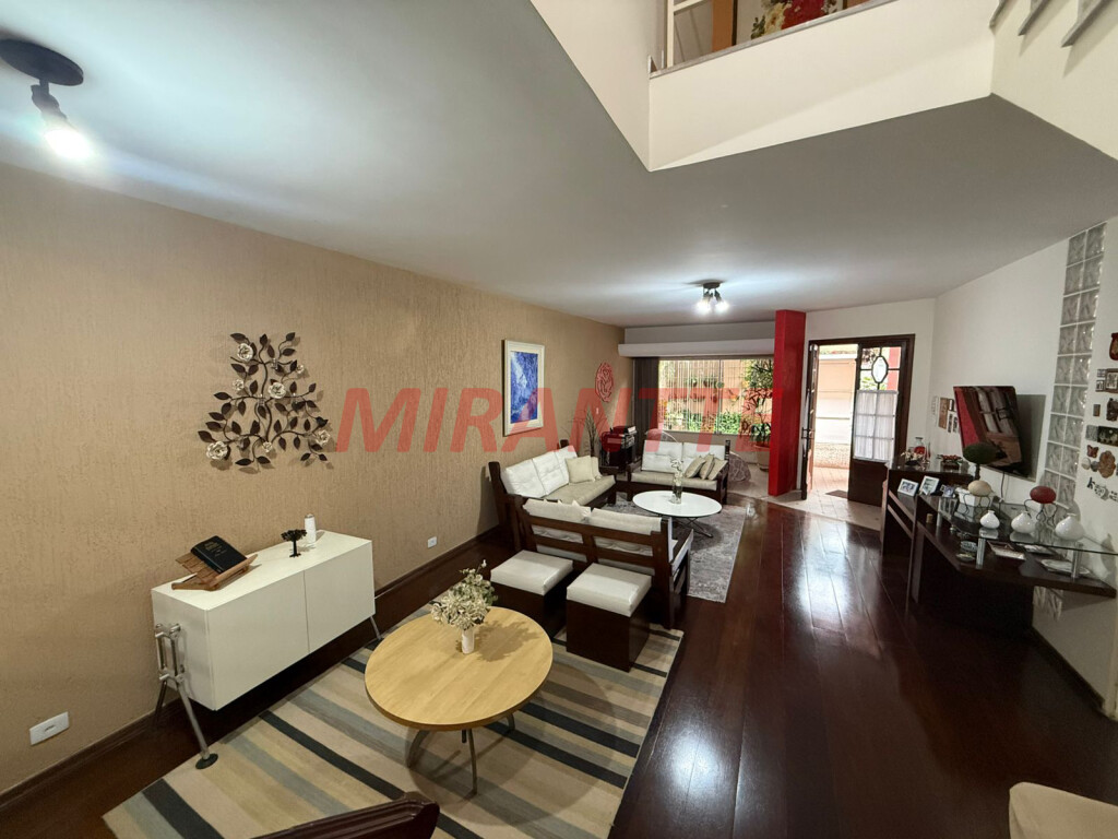 Sobrado de 360m² com 4 quartos em Jardim Floresta
