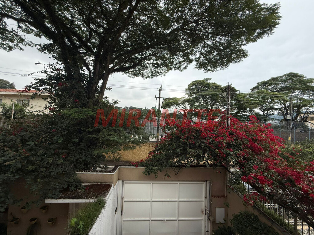 Sobrado de 360m² com 4 quartos em Jardim Floresta