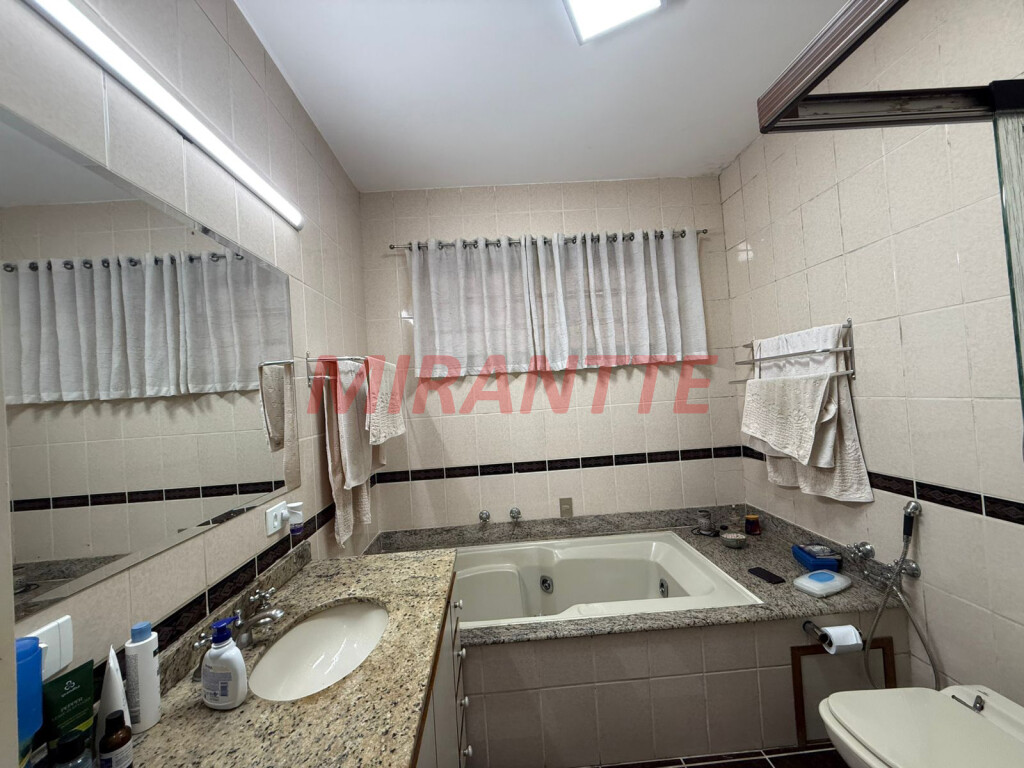 Sobrado de 360m² com 4 quartos em Jardim Floresta