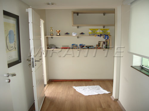 Sobrado de 340m² com 4 quartos em Água Fria