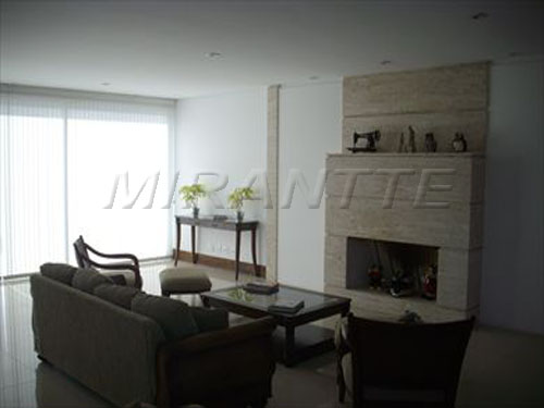 Cond. fechado de 657m² com 5 quartos em Carmelitas