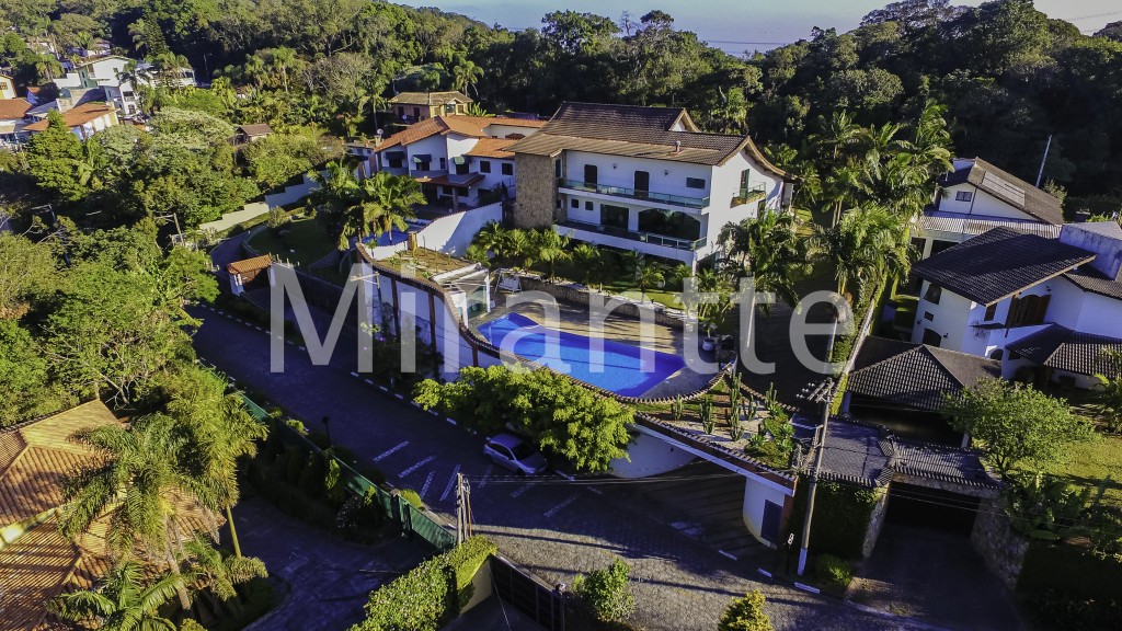 Sobrado de 750m² com 4 quartos em Serra da Cantareira