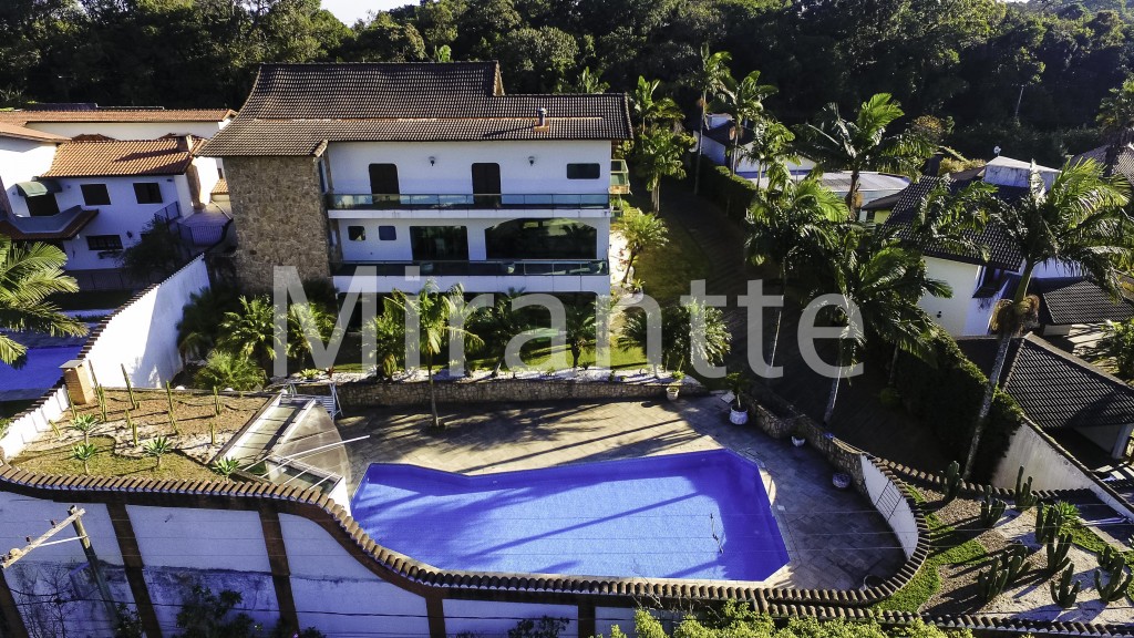 Sobrado de 750m² com 4 quartos em Serra da Cantareira