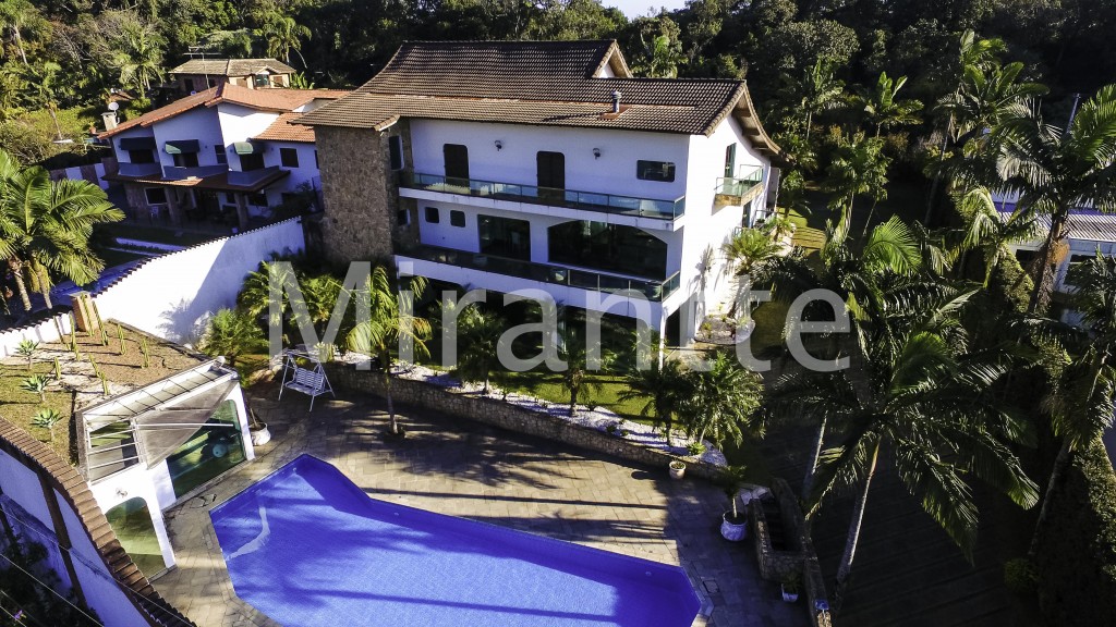 Sobrado de 750m² com 4 quartos em Serra da Cantareira