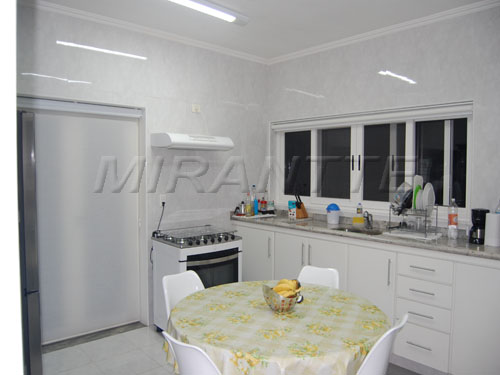 Cond. fechado com 4 quartos em COND. SANTA ISABEL