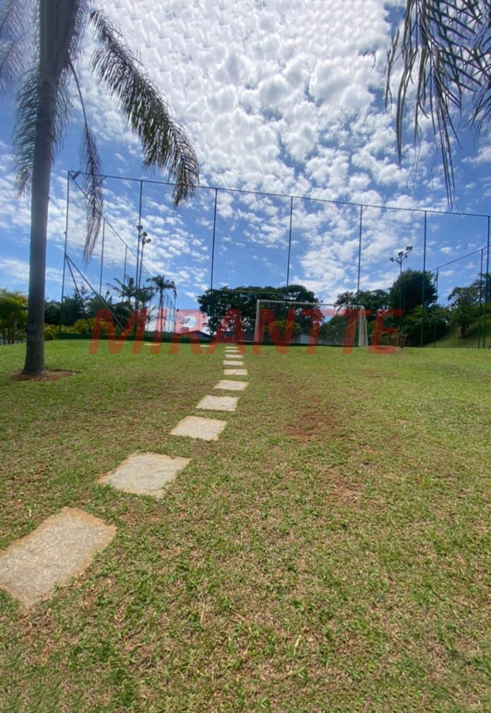 Cond. fechado de 1500m² com 4 quartos em MEDEIROS