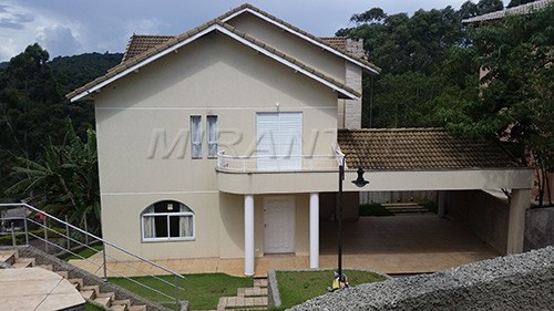 Sobrado de 370m² com 4 quartos em Serra da Cantareira