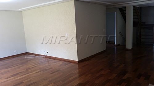 Sobrado de 370m² com 4 quartos em Serra da Cantareira