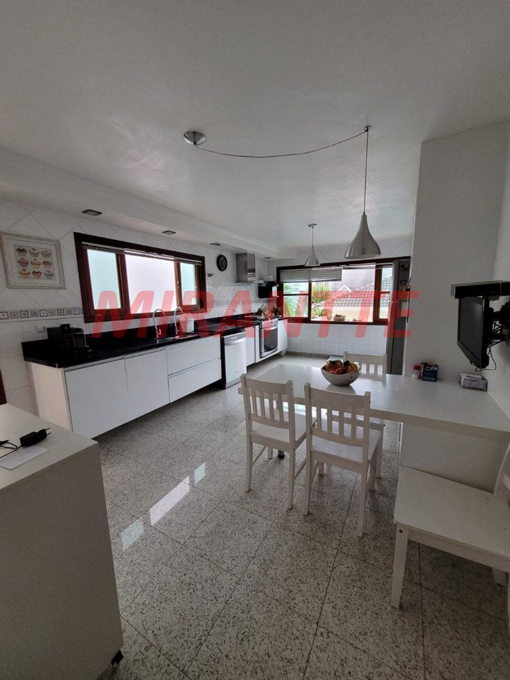 Cond. fechado de 400m² com 4 quartos em Cantareira