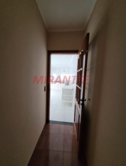 Sobrado de 193m² com 4 quartos em Água Fria