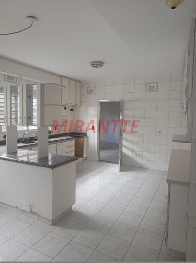 Sobrado de 193m² com 4 quartos em Água Fria