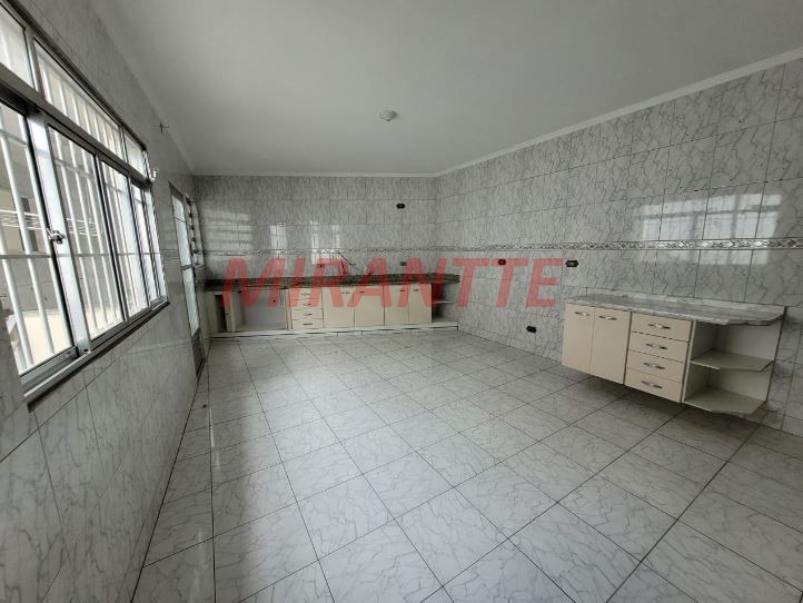 Sobrado de 193m² com 4 quartos em Água Fria