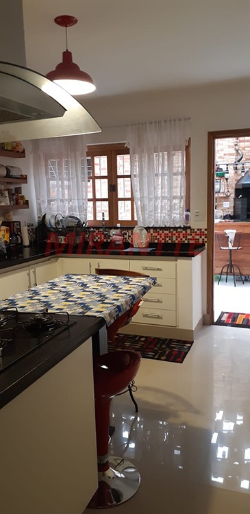 Sobrado de 140m² com 3 quartos em Jardim Bibi