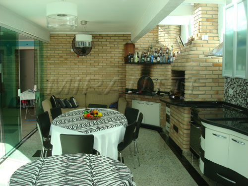 Sobrado de 260m² com 4 quartos em Jardim Itatinga