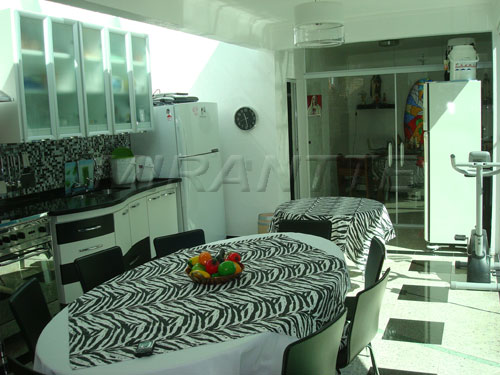 Sobrado de 260m² com 4 quartos em Jardim Itatinga