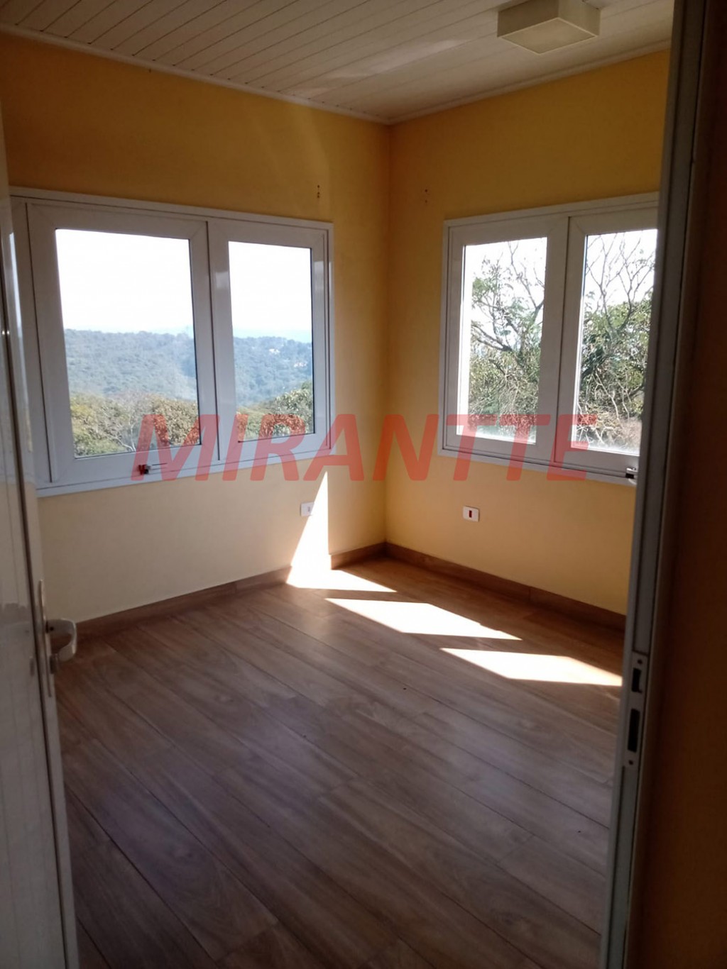 Sobrado de 550m² com 8 quartos em Serra Da Cantareira