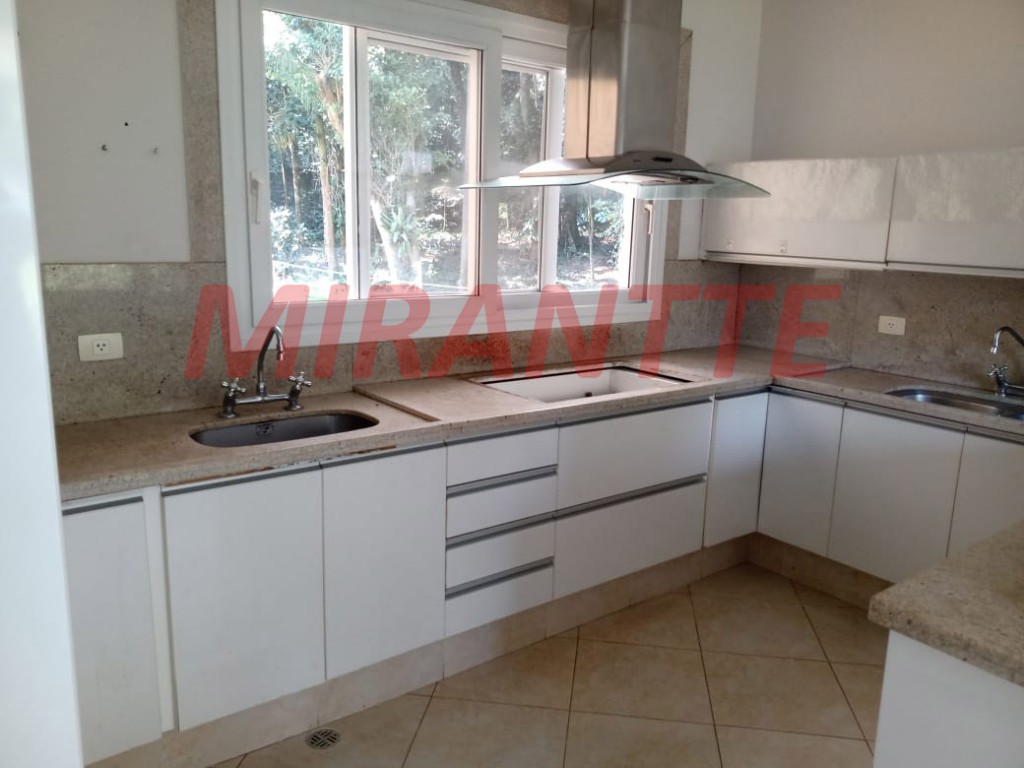 Sobrado de 550m² com 8 quartos em Serra Da Cantareira
