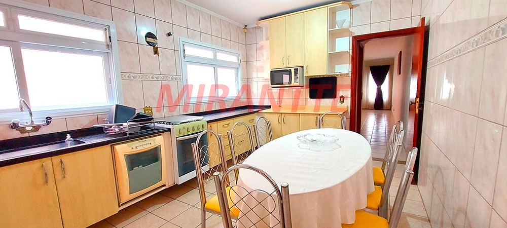 Sobrado de 262m² com 5 quartos em Vila Mazzei