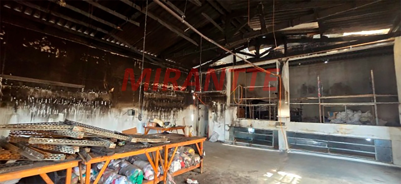 Comercial de 418.4m² em Limão