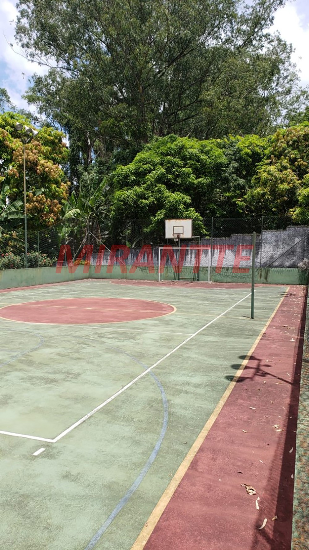 Sobrado de 1300m² com 4 quartos em Horto Florestal