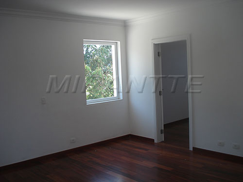 Sobrado com 6 quartos em Jardim Petropolis