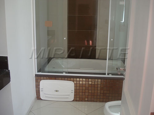 Sobrado com 6 quartos em Jardim Petropolis