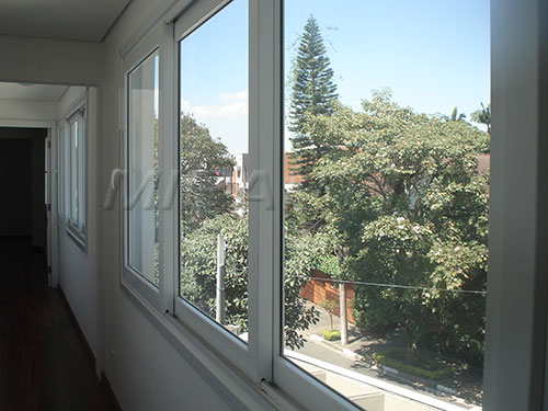 Sobrado com 6 quartos em Jardim Petropolis