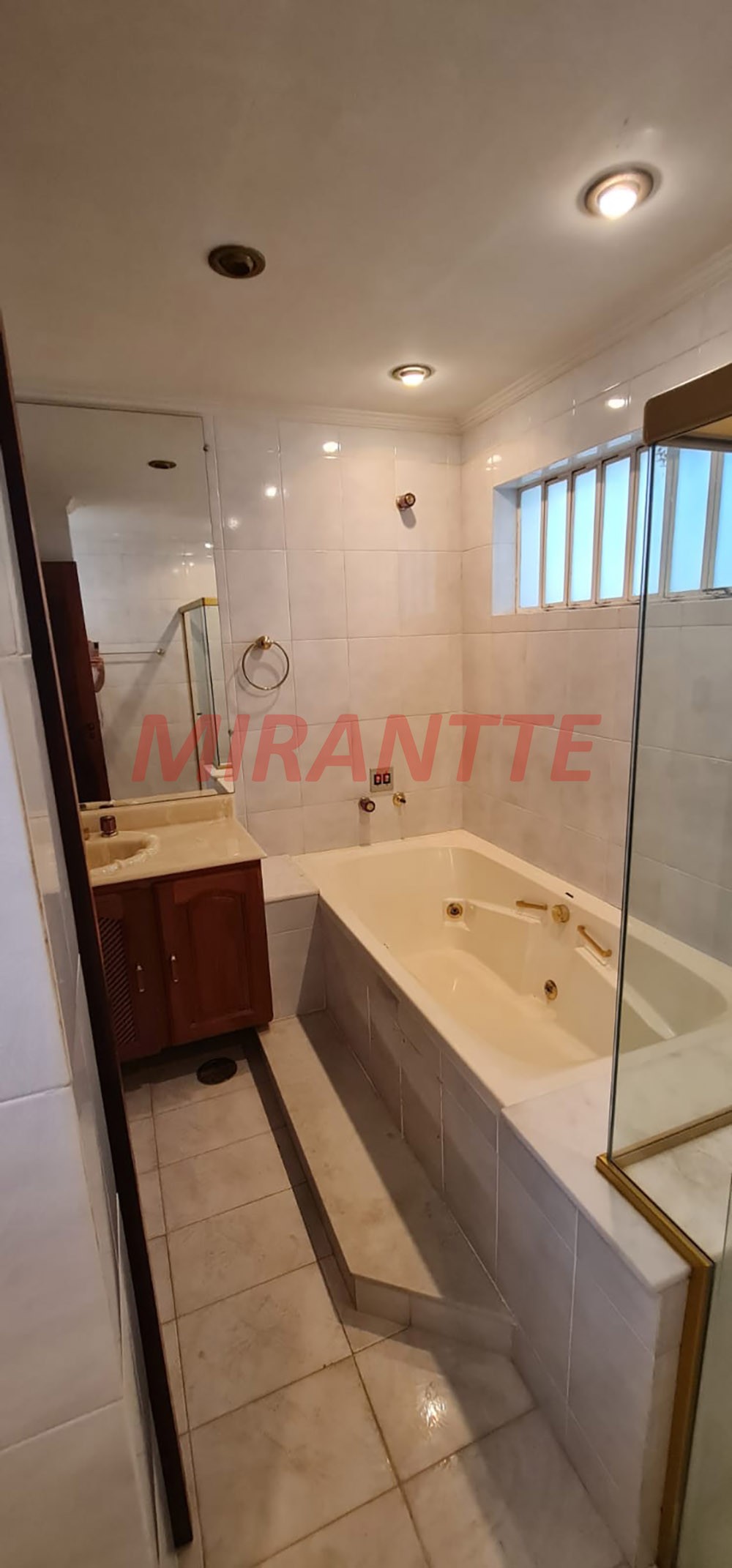 Sobrado de 290m² com 4 quartos em Tremembe