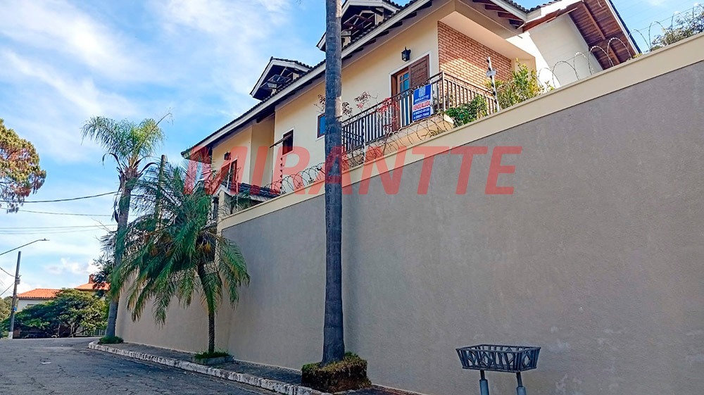 Sobrado de 250m² com 4 quartos em Horto Florestal