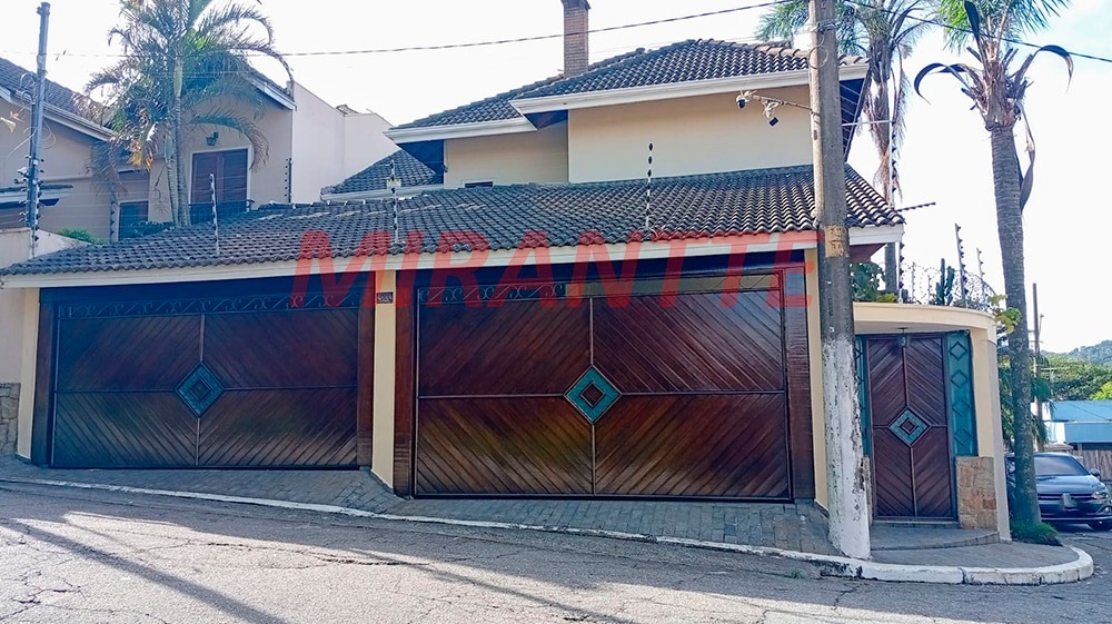 Sobrado de 250m² com 4 quartos em Horto Florestal