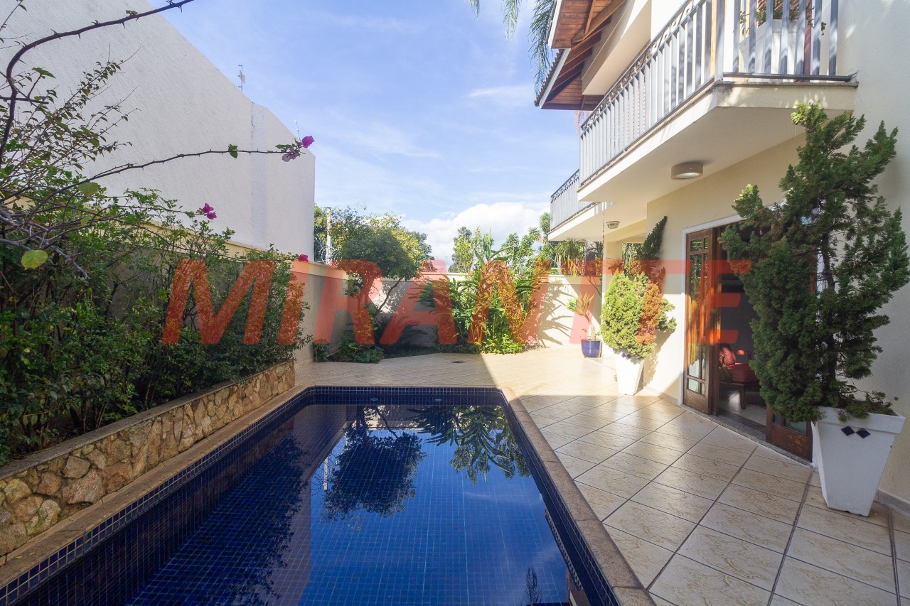 Sobrado de 250m² com 4 quartos em Horto Florestal