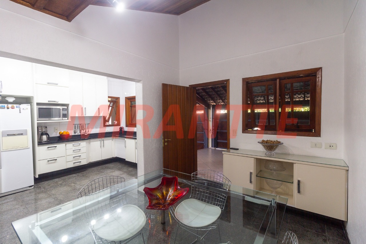 Sobrado de 250m² com 4 quartos em Horto Florestal