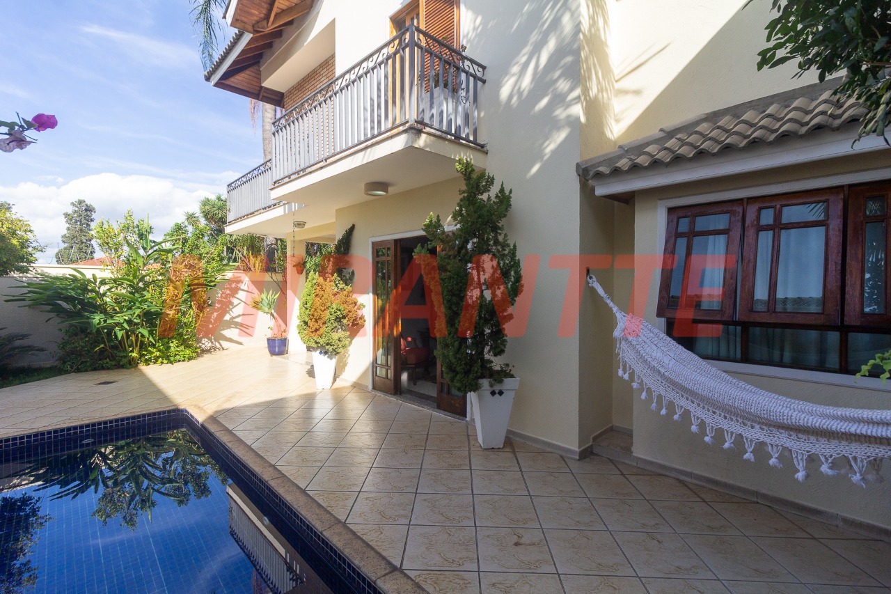 Sobrado de 250m² com 4 quartos em Horto Florestal