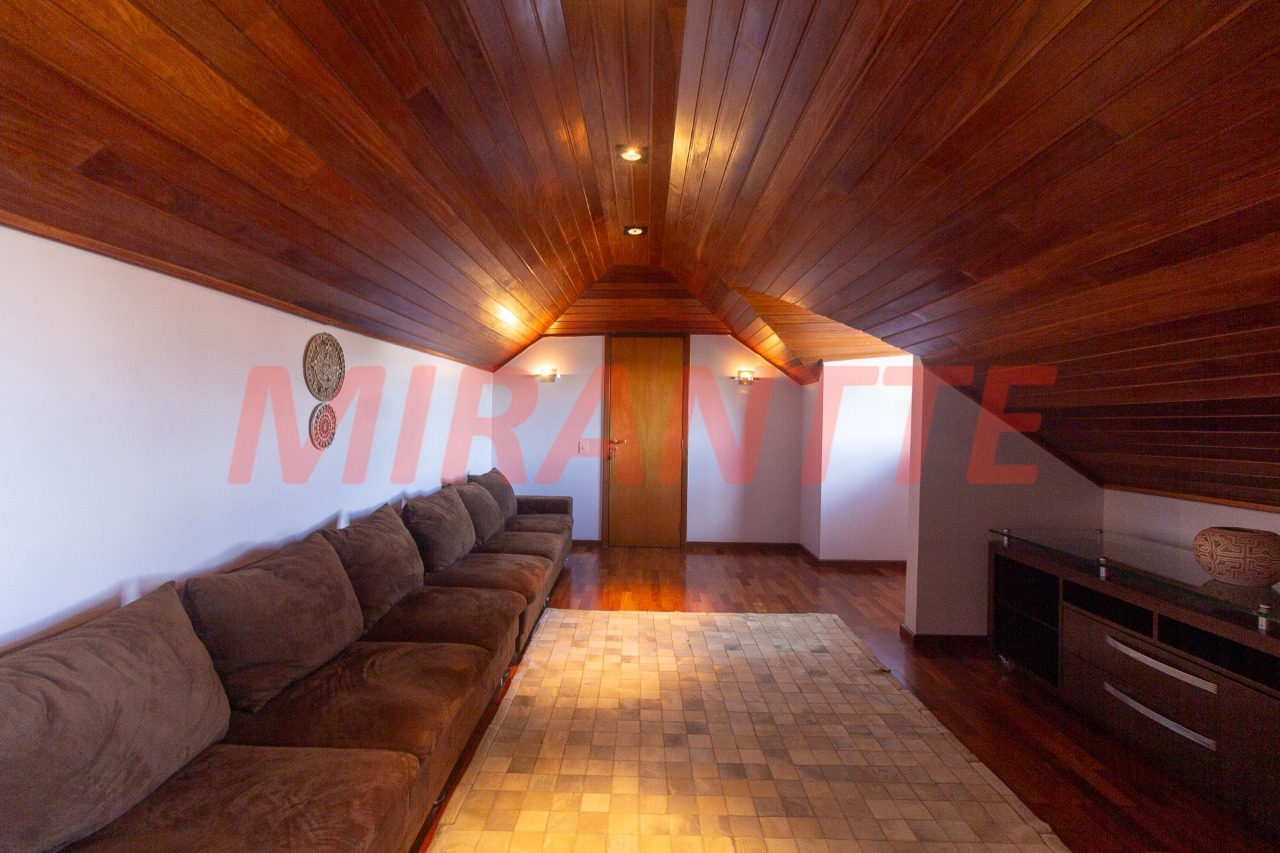 Sobrado de 250m² com 4 quartos em Horto Florestal