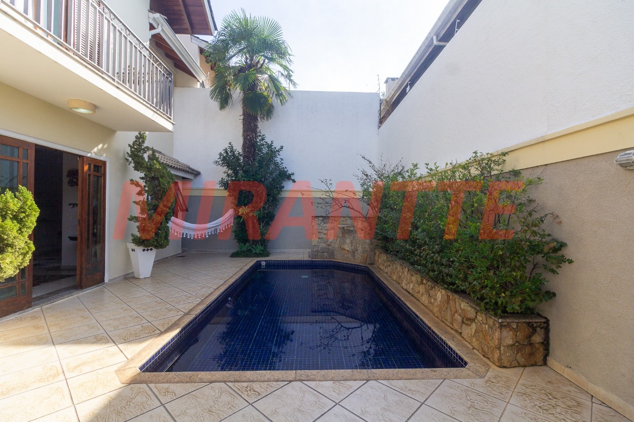 Sobrado de 250m² com 4 quartos em Horto Florestal