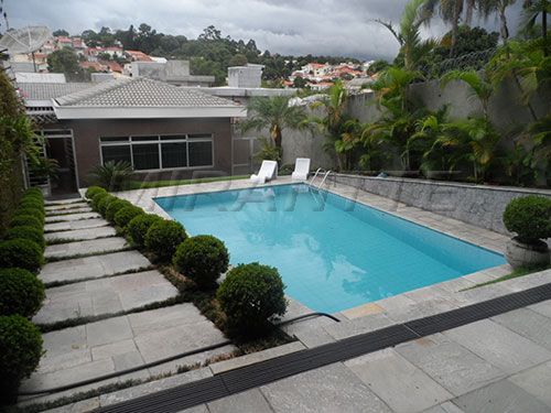 Sobrado de 195m² com 4 quartos em Tremembe