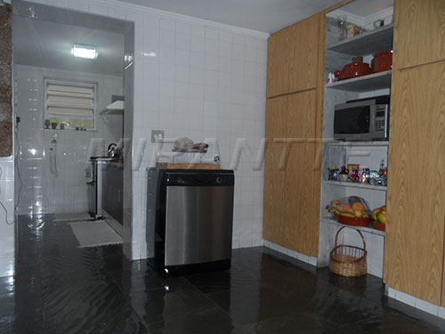 Sobrado de 195m² com 4 quartos em Tremembe
