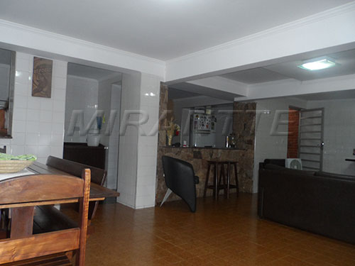 Sobrado de 195m² com 4 quartos em Tremembe