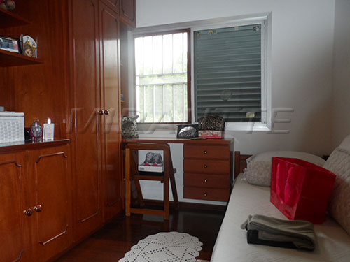 Sobrado de 195m² com 4 quartos em Tremembe