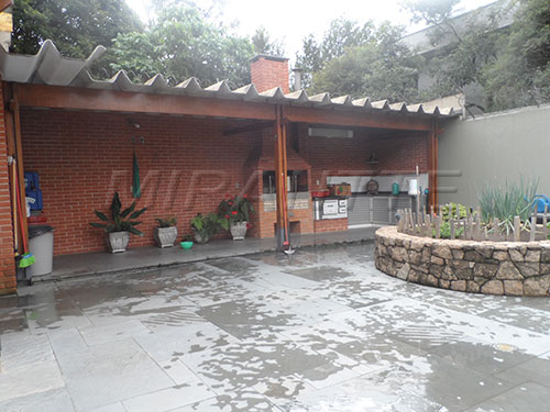 Sobrado de 195m² com 4 quartos em Tremembe
