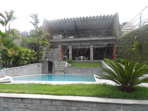 Sobrado de 195m² com 4 quartos em Tremembe