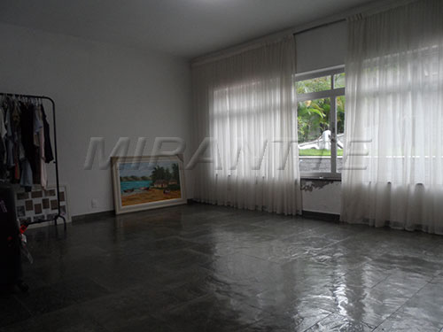 Sobrado de 195m² com 4 quartos em Tremembe