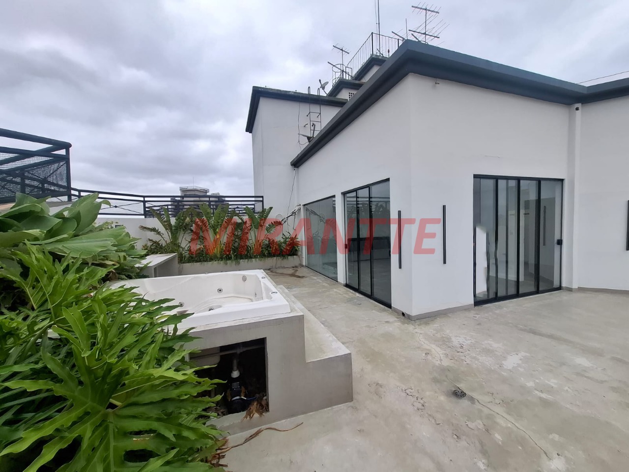 Cobertura de 257m² com 4 quartos em Água Fria